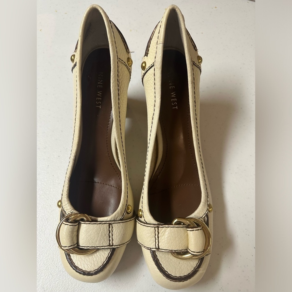 Nine West adorable block heeled‎ shoes size 9.5 cream color. EUC